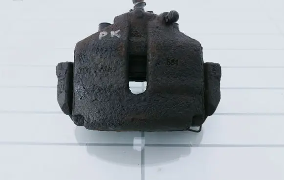 Volkswagen PASSAT B6 Front brake caliper