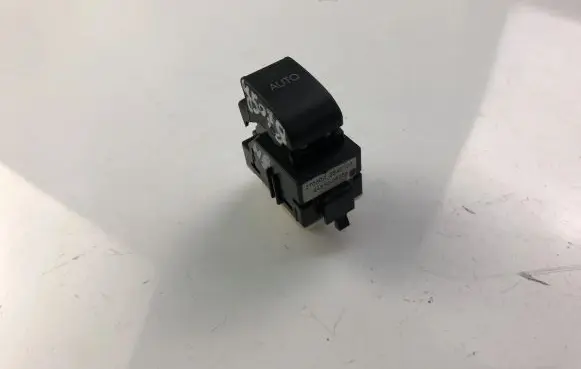 Toyota Avensis T250 Electric window control switch 8481005050