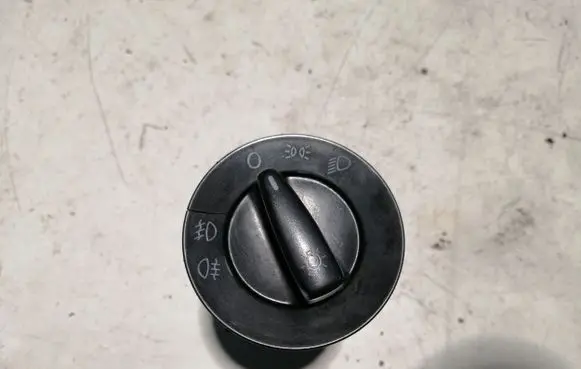 Volkswagen Golf IV Light switch 1C0941531A
