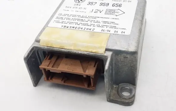Volkswagen PASSAT B4 Airbag control unit/module 357959656 5WK40758391
