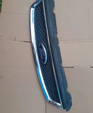 Ford Focus Front bumper upper radiator grill 0U25