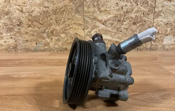 Opel Insignia A Power steering pump 55563329