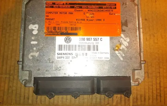 Volkswagen PASSAT B5 Engine control unit/module 3B0907557C D03 5WP433202