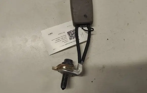 Citroen C5 Middle seatbelt buckle (rear) 33010408 963255877701
