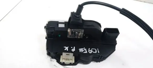 Opel Insignia A Front door lock 13503161