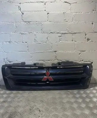 Mitsubishi Pajero Front bumper upper radiator grill Mr387981