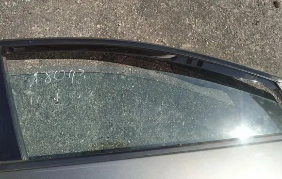 Honda Civic Front door window glass four-door