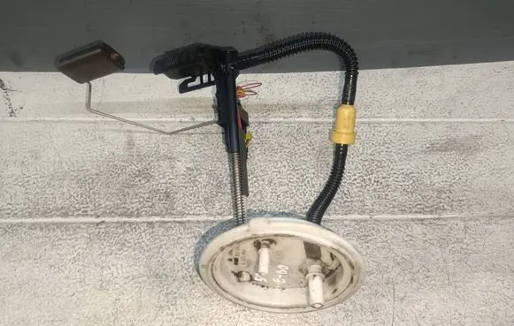 BMW 5 E60 E61 Fuel level sensor 6765849