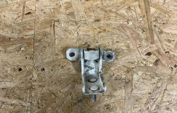 Suzuki SX4 Rear door lower hinge 