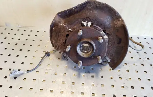 Toyota RAV 4 (XA20) Front wheel hub
