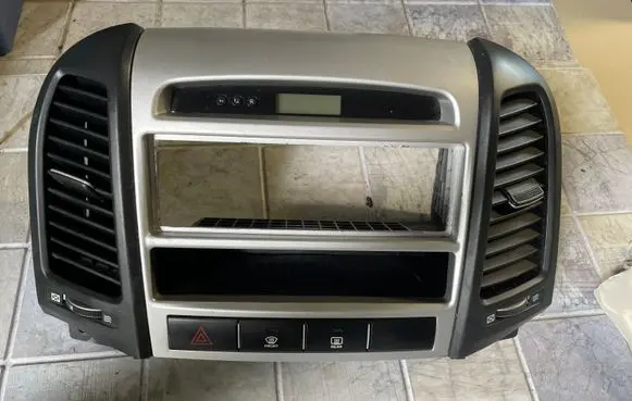 Hyundai Santa Fe Dash center air vent grill 974202B000 945102B000 U0443448