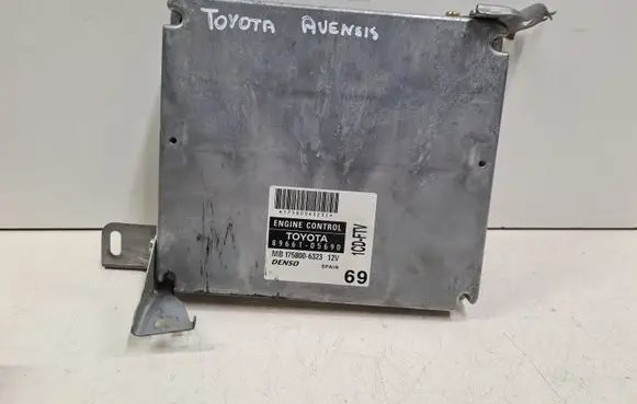 Toyota Avensis T250 Engine control unit/module 8966105690 MB1758006323