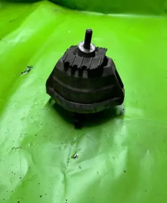 Engine mount bracket
