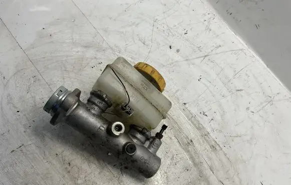 Nissan Navara D22 Master brake cylinder