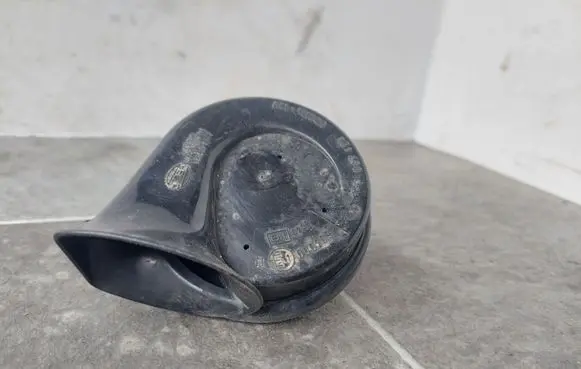 Audi A4 S4 B6 8E 8H Horn signal 8E0951223