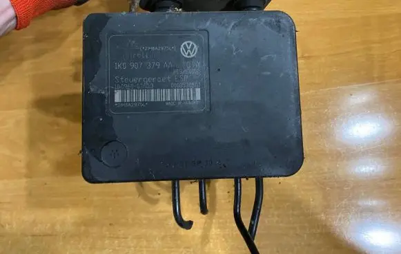 Volkswagen Golf V ABS Pump 1K0907379AA 00005305G1 10096003603