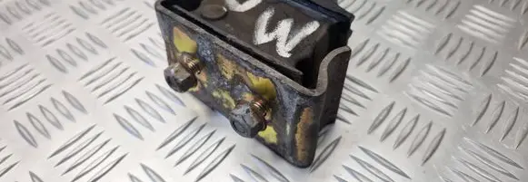 Engine mount bracket