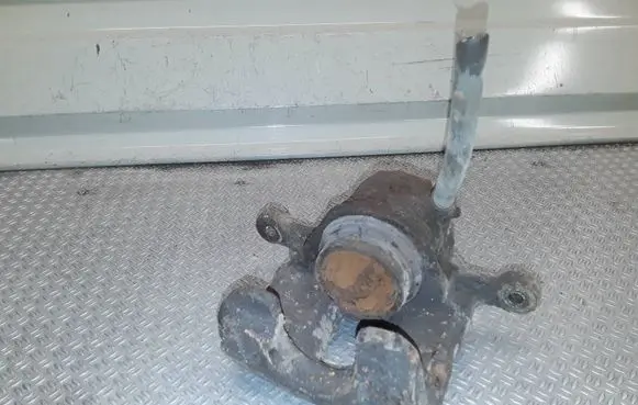Hyundai i20 (PB PBT) Front brake caliper