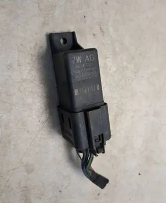Audi A1 Glow plug pre-heat relay 04L907281 51299026