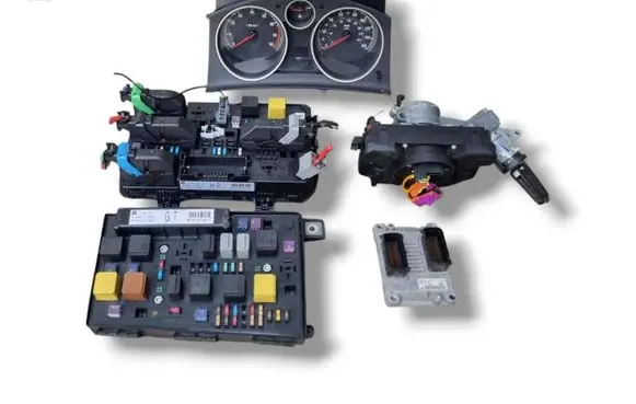 Opel Astra H Engine ECU kit and lock set 0261208153 55351133