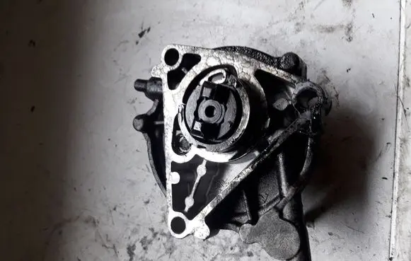 Opel Zafira B Vacuum pump