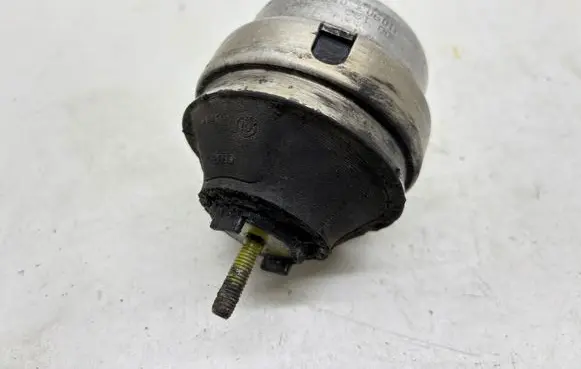 Engine mount bracket