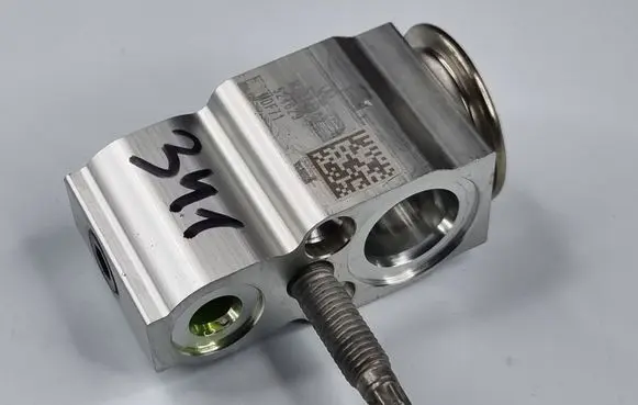Jeep Grand Cherokee WL Air conditioning (A/C) expansion valve MZ644002