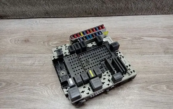 Volvo V70 Fuse module 08679899