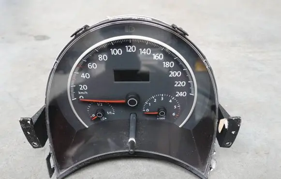 Volkswagen New Beetle Speedometer (instrument cluster) 1C0920402G