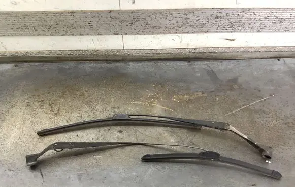 Mitsubishi Lancer Front wiper blade arm 1487