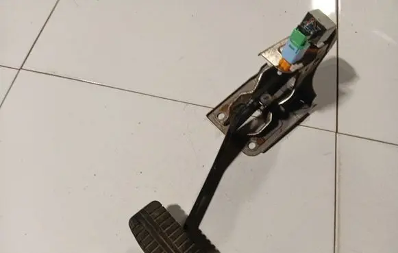 Mitsubishi Outlander Brake pedal 