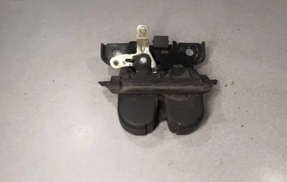 Audi A4 S4 B5 8D Tailgate/trunk/boot lock/catch/latch 8D9827505E 060599