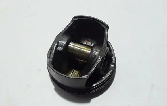 Volvo XC40 Piston with connecting rod 32213692