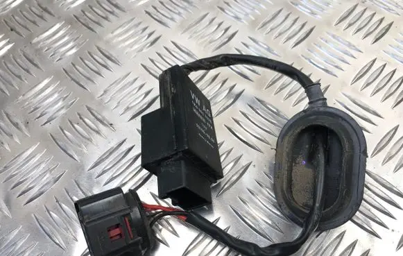 Volkswagen Golf V Fuel pump relay 1K0906093E
