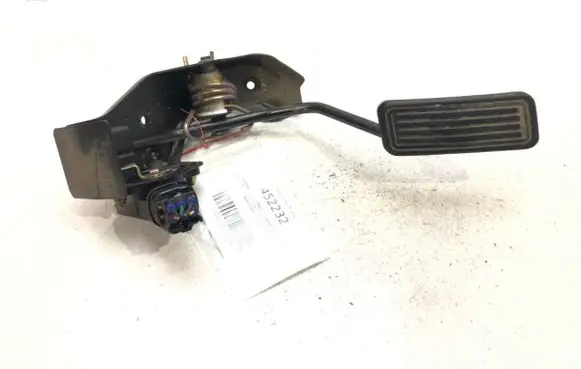 Accelerator throttle pedal