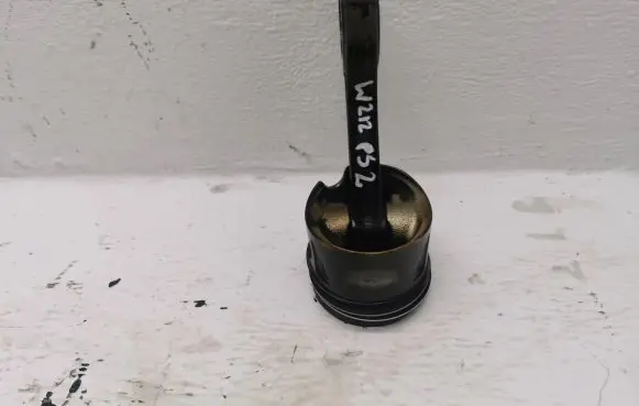 Mercedes-Benz E W212 Piston with connecting rod