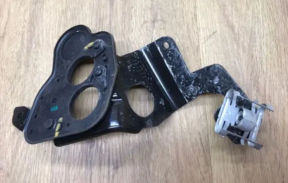 Volvo XC90 Radiator mount bracket 31380898 V0EV0