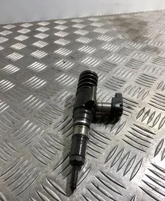 Volkswagen PASSAT B6 Fuel injector 03G130073S