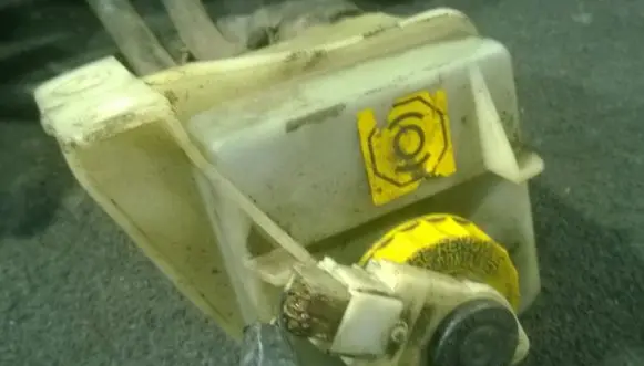 Brake fluid reservoir