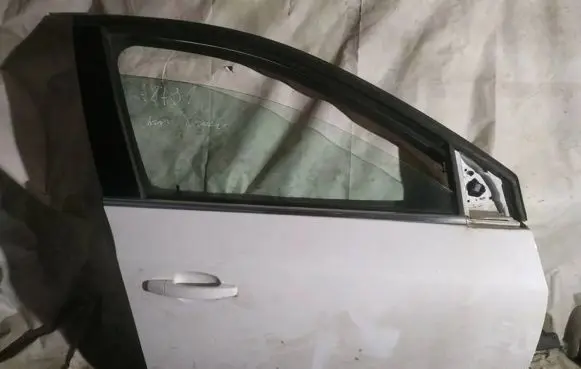 Chevrolet Cruze Front door baltos