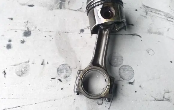 Mitsubishi Space Star Piston with connecting rod