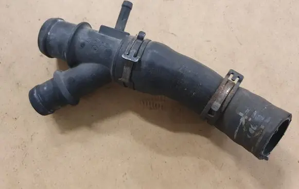 Volkswagen Golf V Engine coolant pipe/hose 06F122101A 1K0121087H