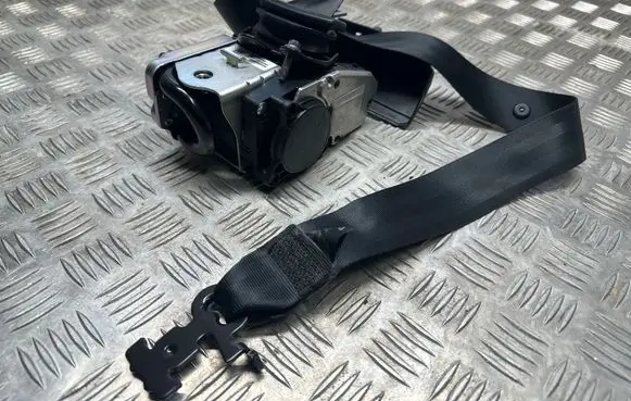 Volvo XC90 Front seatbelt 32131145