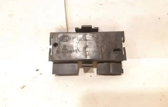 Volkswagen PASSAT B3 Tail light bulb cover holder 321945259