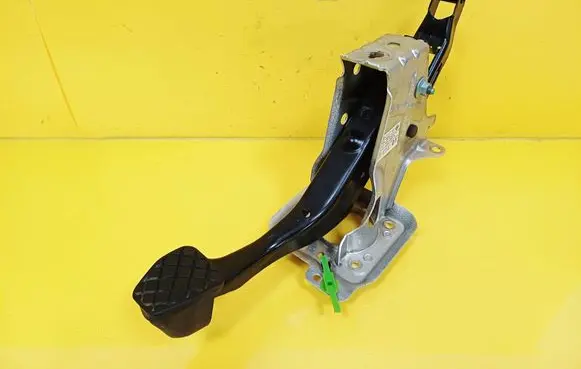 Volkswagen Golf Plus Brake pedal 1K1721057N