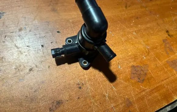 Suzuki Splash Thermostat/thermostat housing