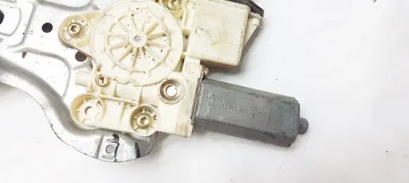 Toyota Avensis T250 Front door window regulator motor 0130822032 992046-100