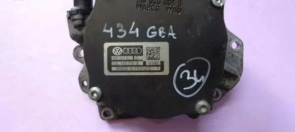 Volkswagen Golf VI Vacuum pump 03L145100B