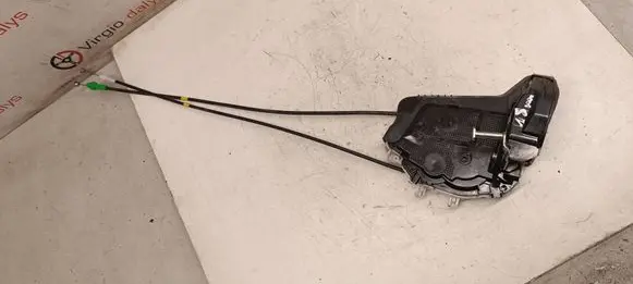 Toyota Yaris Rear door lock U2014120