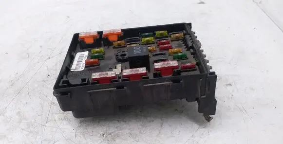 Volkswagen PASSAT B6 Fuse module 3C0937125